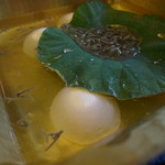 東京 芝 とうふ屋うかい - うかい名物：豆水豆腐（夏のみの出汁と汲み上げ豆腐と無花じゅんさい）