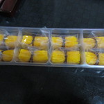 松屋菓子舗 本店 - 鶏卵素麺を食べやすく昆布で巻いたお菓子です。