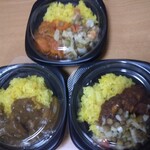 サファリカレーショップ 中野店 - 上から時計回りで、トマトごはん、ドロワット、チキンカレー