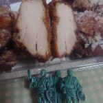 赤辛 AEON TOWN水戶南店 - 爆弾唐揚げ２個356円　断面