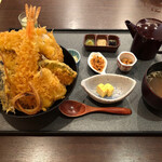 Oshokujidokoro Namiki - 天丼は並でもしっかりのボリューム。小鉢は4つに、味噌汁、デザート。そして天茶漬けのセットつき