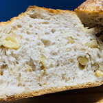 Bekariandokafesanichiichimaru - くるみがこんなにゴロゴロと入っていて、パン自体も美味しいっ！！