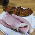 オーボンヴュータン - ジャンボンブラン。パンは尾山台駅近くにあるパン屋の「蕎麦粉のクロワッサン」