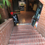 Hachi juu - 看板を見たら、地下に。左側のお店です。