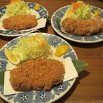 岡本 - [手前]特ロース　[左奥]黒豚ロース　[右奥]特ひれ