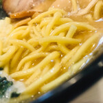 ゴル麺。 - 中太ストレート麺。

麺の箱には「松野軍団」と書いてあります。
自家製麺？