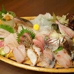 網元の宿 ろくや - 主菜：地魚大量船盛り