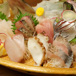 網元の宿 ろくや - 地魚大量船盛り中央部：左からブリ、スズキ、炙りイサキ、黒ムツ、メジマグロ、地タコ、アジ、炙りサワラ、メダイ