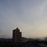 網元の宿 ろくや - 朝焼けの岩井の町と山並み