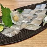 きはる - 綺麗な穴子は、あっさりと軽く塩を振ると、最初は甘みを感じて、更に噛み締めるように頂きます。
      