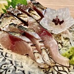 きはる - 炙り鯖刺～脂がのった美味い生鯖を炙って香りづけ。だが、やはり泳ぎ生鯖には敵わないかな。