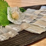 活き〆穴子刺（対馬産）～透き通りように綺麗な穴子。なかなか生で頂く機会はないので、めっちゃ美味い♫