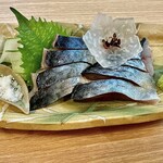 きはる - 泳ぎ鯖刺（五島産）〜ねっとりとした鯖の青魚特有の香りが好きだな。この舌ざわりと触感は、山葵醤油が最高。