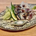 きはる - 炙り鯖刺～脂がのった美味い生鯖を炙って香りづけ。だが、やはり泳ぎ生鯖には敵わないかな。