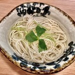 きはる - 五島うどん釜揚げ玉うどん〜やや冷や麦のような細い乾麺は意外に食感もあってズルズルと頂いてしまう。