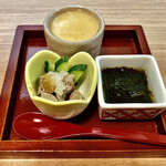 きはる - お通し〜鯖肝、もずく、茶碗蒸し。
