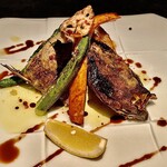 見た目もきれいなイサキ（長崎産）のニンニクを効かせたアンチョビオイル焼。