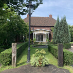 たねや 守山玻璃絵館 - 英国調の隅々まで手入れの行き届いたお庭