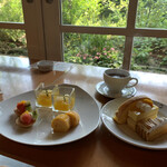 たねや 守山玻璃絵館 - 窓からは英国調のお庭を望みながら楽しめます。