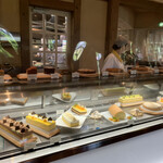 たねや 守山玻璃絵館 - こんなにもクオリティの高いケーキが幅広く用意されている。このコーナーの左にオーダーデザート、焼き菓子コーナー、ドリンクコーナーと続きます。