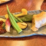 大和 - 付き出しの桑名の地野菜♪
      春巻きは・・・(・∀・)