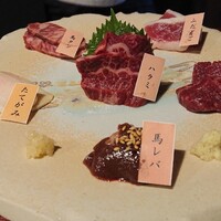馬刺しと焼き鳥 グルマン三年坂 - 
