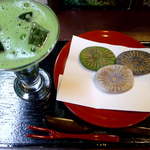 冷抹茶と焼き餅のセット（3個￥700）。抹茶はちゃんと目の前で立てたものを、氷で冷やしてくれます