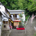 Wadano Ya - 滝のやき餅、和田乃屋。お寺に囲まれ、風情豊かなロケーションです