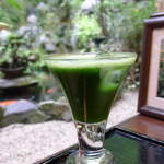 錦竜水で立てられた、香り高い抹茶！ アイスなので飲み方に気を使う必要もなく、気軽に楽しめます