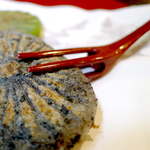 焼き餅を食べるための、専用の器具。二又フォークが上下二段になったような…厚さもぴったり、餅とのフィット感はさすがです