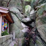 和田乃屋 - 眉山の名水・錦竜水が流れ落ちる小滝。傍らには聖観音堂