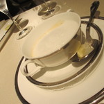 フランス料理　レ・セレブリテ - <女子のスープ>アスパラガスのポタージュ、カプチーノスタイル