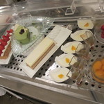 フランス料理　レ・セレブリテ - <デザート>ワゴンのケーキとかアイスとか。。。