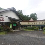 坂井 - 右の建物から女性の話し声が聞こえてきて超ビビりました（汗）（蕎麦屋の店舗は左です）