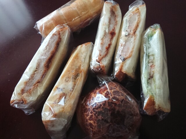 100円パンのパンジロー 新長田店 新長田 パン 食べログ