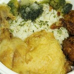 Rojiura Curry SAMURAI.  下北沢店 - 侍.スペシャル。ライスの量はM：180gですがパリパリチキンが目立ちます。
                                