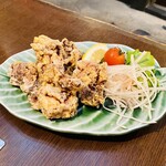 Kangekitanuki - 鶏の唐揚490円税別、鶏はよく漬け込まれてガーリックも効いてサクサクに揚がってる。