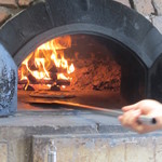 太陽の台所 - 石窯でピザ生地焼成中