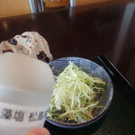 とんかつとハンバーグ はらから亭 - キャベツに藻塩ふって
