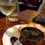 ワイン酒場 アクア ペコラ - 牡蠣のアヒージョと白ワインデキャンタ