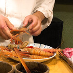 うを徳 - ボタン海老の殻むき