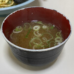 藤や - 2020年7月。カツカレーの味噌汁。お碗の年季がすごい。