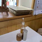 藤や - 2020年7月。卓上には酢とコショウのみ。