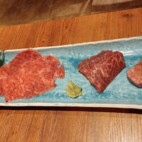 焼肉 うしみつ 恵比寿本店 - 雪室熟成タンの厚切り
                  厳選サガリの厚切り
                  和牛サーロインの大判焼き