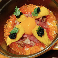 焼肉 うしみつ 恵比寿本店 - 究極の土鍋ご飯
                雲丹、いくら、キャビア、和牛、卵黄