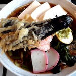 Midori Shiyokudou - 冷し山菜ラーメン(750円也) 豆腐と茄子天にビックリ！