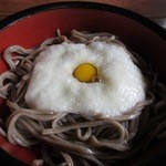 こまどりうどん - 次はとろろに鶉の卵の乗ったやまかけ蕎麦、ここまではやや蕎麦が柔らかいかな？と思って食べてました。