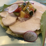 レストラン オネット - 鶏胸肉の下には
      ポテトと卵のエクゼサラダ♬︎