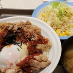 松屋 - ごろチキコンボ牛めし甘唐辛子のトロ玉＋サラダ 750円