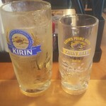 久兵衛屋 - メガハイボールと生ビールのジョッキ比較